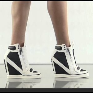 LAMB Reposh. Super Sexy Hidden Heal Sneakers.